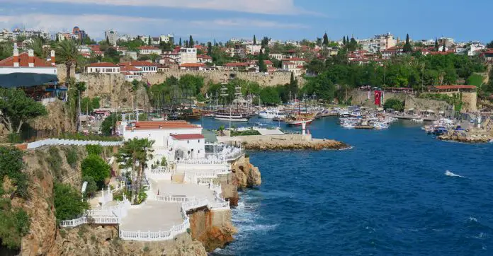 Blick von den Klippen von Antalya auf den Yachthafen und die dahinterliegende Altstadt Kaleici. Sie ist von Hafenmauern umgeben.