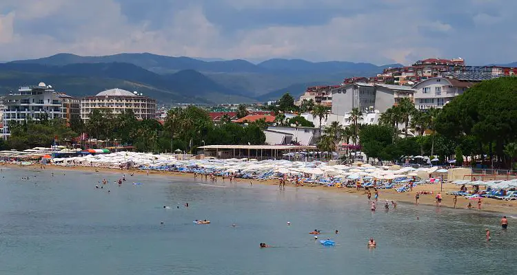 Der Sandstrand und die Hotels an der Küste.