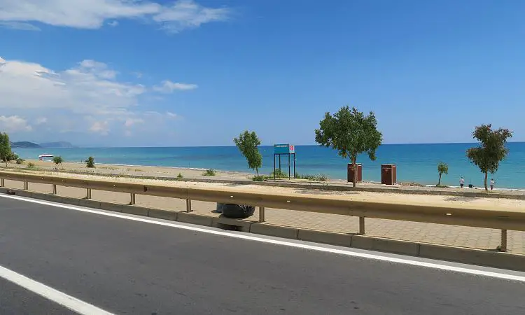 Der Blick von der Straße auf das Meer.