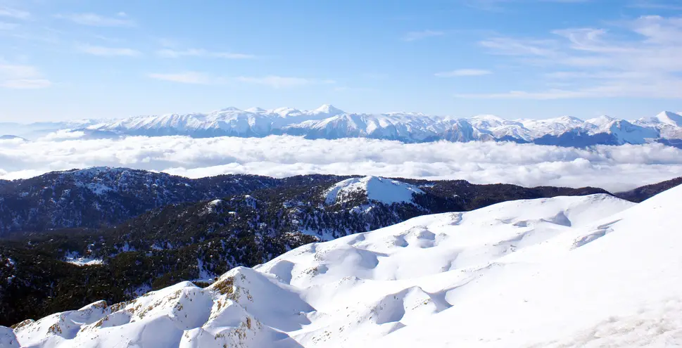 Blick vom Tahtali in Kemer über das Taurusgebirge im Winter. Der Tahtali Dagi und das schneebedeckte Taurusgebirge Berge im Winter.