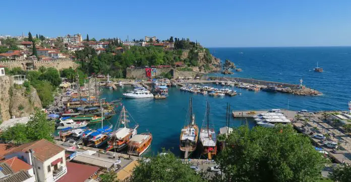 Schiffe im Yahcthafen von Antalya. Im Hintergrund sind die Klippen der Stadt zu sehen.