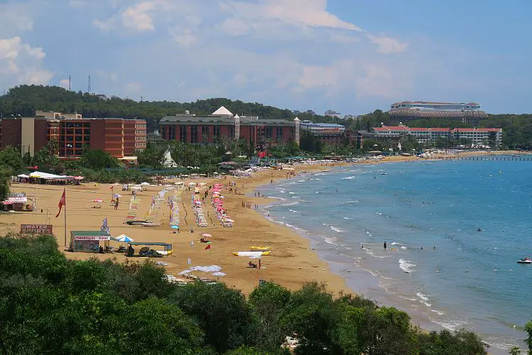 Blick auf den Incekum Sandtrand nahe Avsallar, das Meer und einige Hotels.