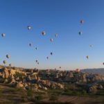 Dutzende Heißluftballone sind am Himmel über Kappadokien zu sehen.