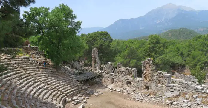 Panoramablick über die Ruinen von Phaselis, Wälder und den Berg Olympos