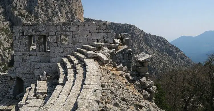 Der Ausblick vom 5.000 Sitzplätze fassenden römischen Theater von Termessos auf die umliegenden Berge.
