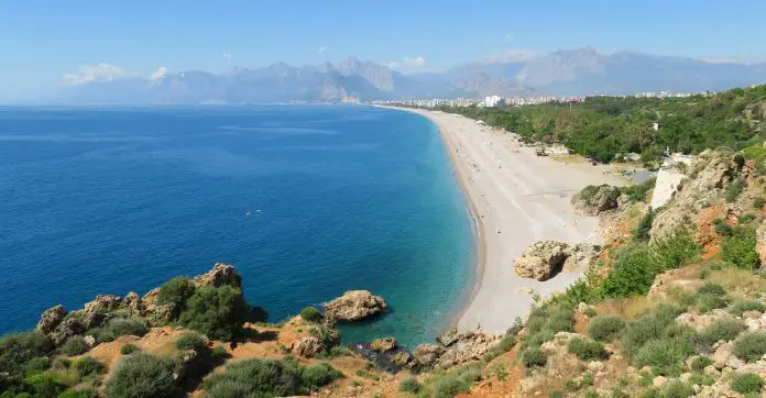 Blick über die Türkische Riviera und ihr Wahrzeichen den Konyaalti Strand in Antalya
