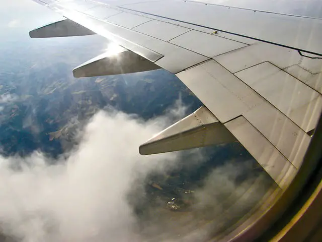 Blick aus dem Fenster eines Flugzeuges