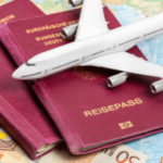 Reisepass mit einem Flugzeugmodel und Bargeld