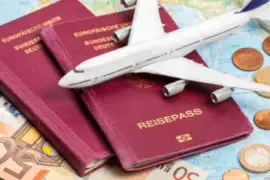Reisepass mit einem Flugzeugmodel und Bargeld