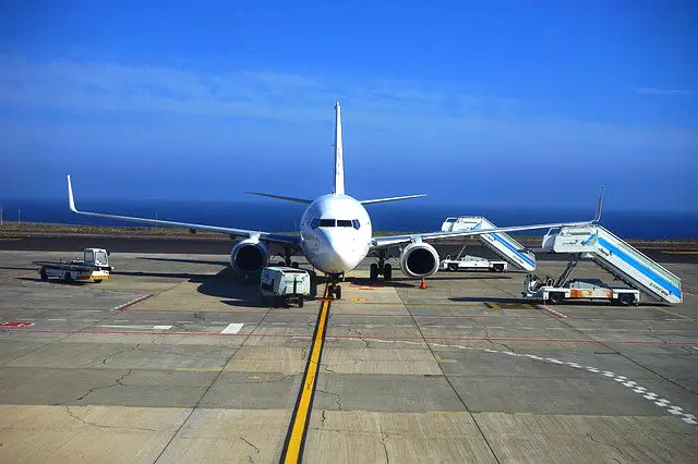 Frontalaufnahme Flugzeug auf einem Standplatz am Flughafen