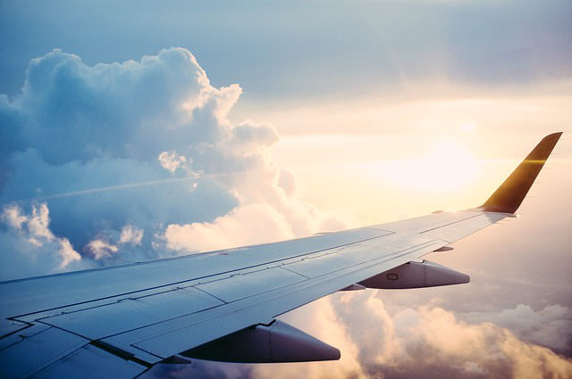 Blick aus dem Fenster eines Flugzeuges auf den Flügel