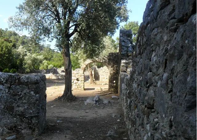 Weg in den Ruinen von Olympos