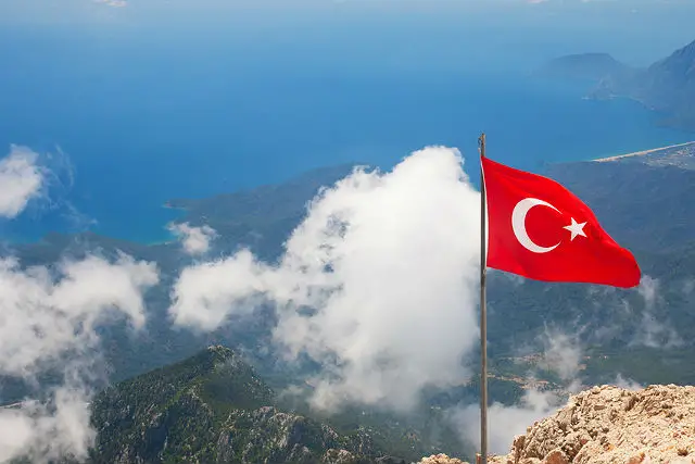 Gipfel des Tahtali Dagi mit wehender Türkischer Flagge