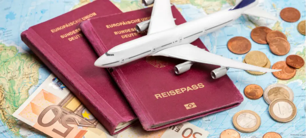 Reisepass, 50€ Schein, Flugzeugmodel und Landkarte
