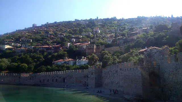 Blick vom Hafen auf die Hafenmauern und den Burgberg von Alanya