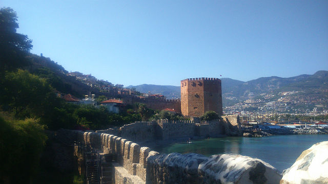 Hafenmauern am Turm Roter Turm von den Hafenmauern von Alanya aus aufgenommen