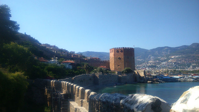 Hafenmauern von Alanya und der Rote Turm