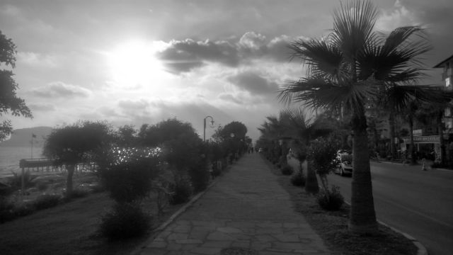 Strandpromenade in Tosmur, Schwarz Weiß