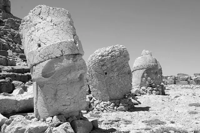 Berg Nemrut Berg Nemrut, Götterstatuen in Schwarz Weiß