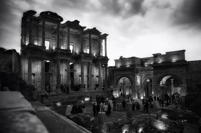 Schwaz Weiß Aufnahme der Bibiliothek in Ephesus