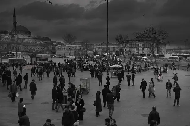 Menschen auf einem Platz in Istanbul, Schwarz Weiß