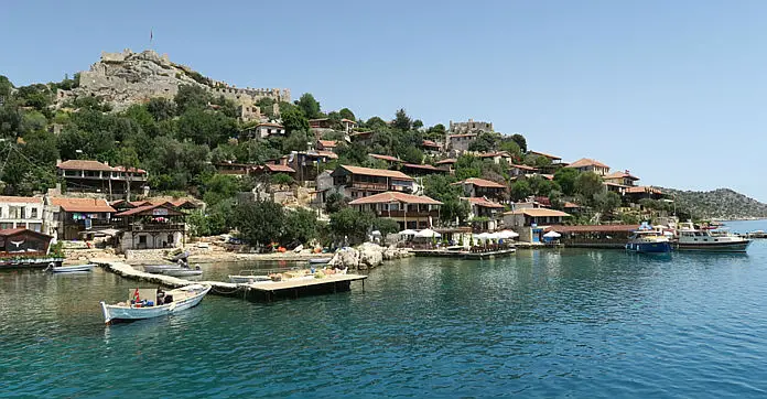 Burg Kaleköy (Simena) und das Dorf Keleköy.