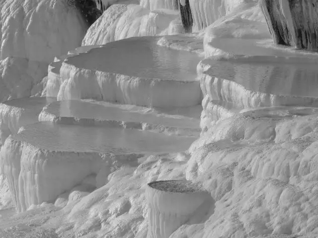 Pamukkale Pamukkale, Kalkterassen in Schwarz Weiß