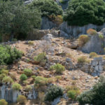 In den Stein gehauene Stiegen und Mauern an der Nordküste von Kekova