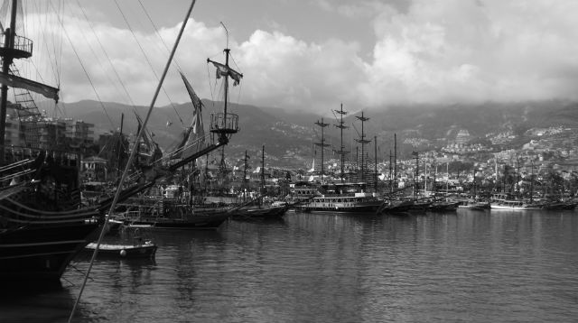 Schiffe im Hafen Alanyas Schiffe in Alanya, Schwarz Weiß