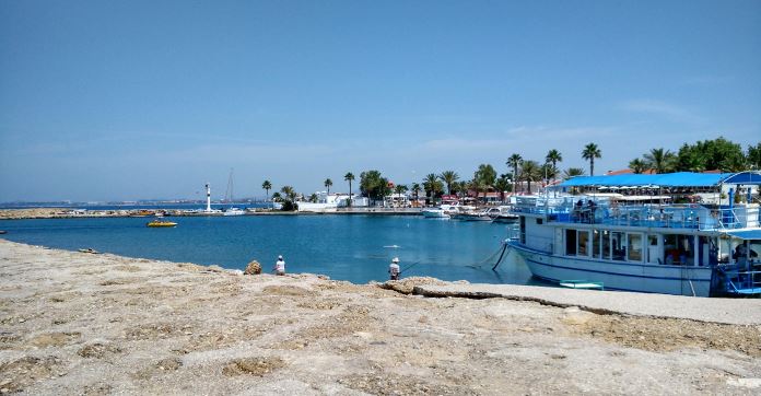 Der Hafen von Side mit den kleinen Schiffen und Yachten.