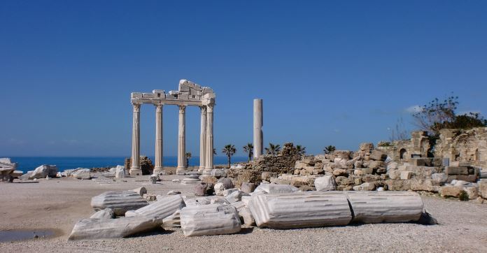 Die fünf Säulen des weißen Apollon Tempesl mit umliegenden Ruinen am Meer in Side