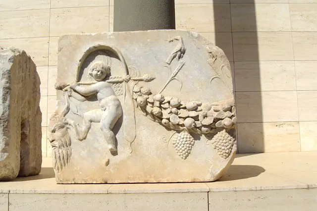 Antalya Museum Senkrecht aufgestellte, verzierte Steinplatte.