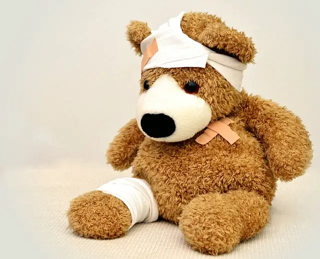 Teddy mit Verband am Kopf und Bein
