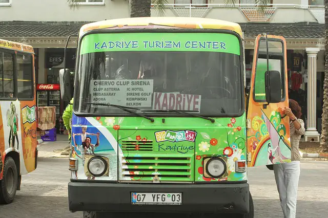 Frontalaufnahme eines grünen Dolmus Kleinbus in der Türkei