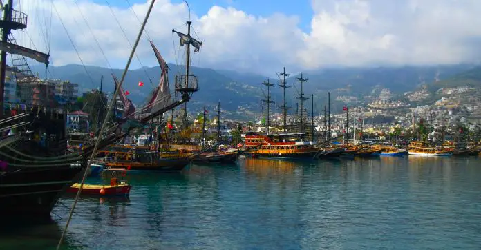 Dutzende Segelschiffe liegen im Hafen von Alanya vor Anker.