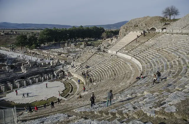Blick von den obersten Rängen des Amphitheater Ephesus
