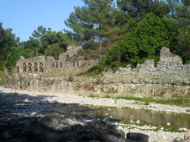 Mauerreste am Fluss