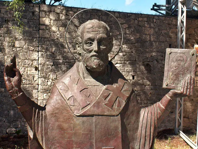 Statue von Nikolaus vor seiner Basilika