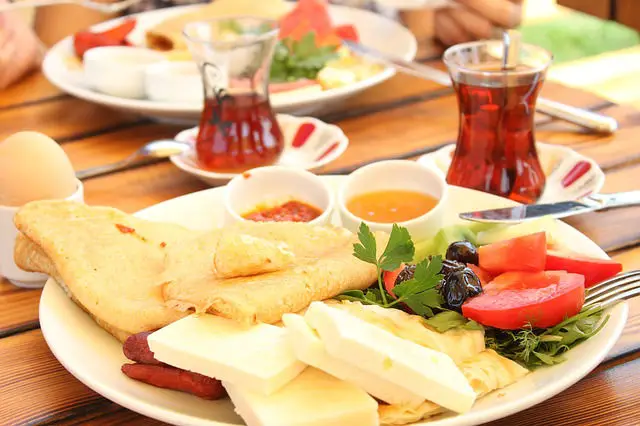 Türkische Teegläser und Frühstück Türkische Teegläser mit einem reichhaltigen Frühstück