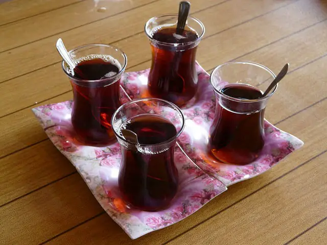 Türkische Teegläser Vie volle türkische Teegläser auf einem Tisch
