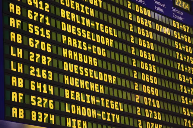 Tafel an einem Flughafen an dem die Abflugs- und Ankunftszeiten angezeigt werden. 