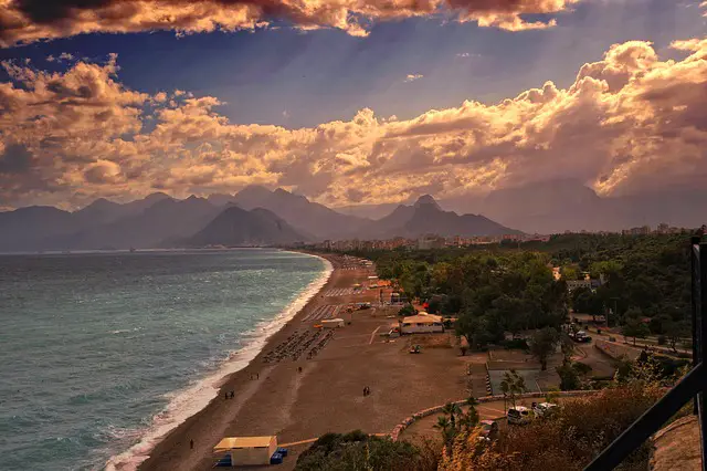 Konyaalti Strand in Antalya mit Blick auf das Taurusgebirge