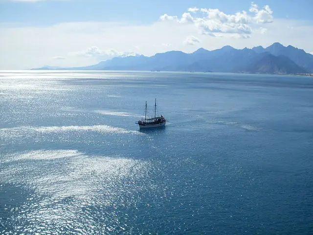 Luftaufnahme von einem Schiff im Golf von Antalya