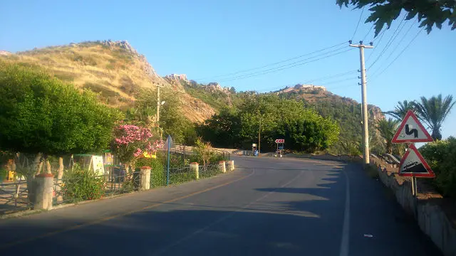 Straße auf den Burgberg von Alanya Kurve an der Straße auf den Burgberg von Alanya