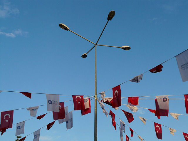 An einem Straßenbeleuchtungsmast Türkische Flaggen an einem Straßenbeleuchtungsmast