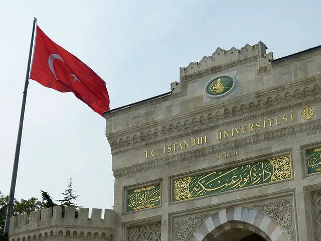 vor der Universität in Istanbul Türkische Flagge am Torbogen vor der Universität in Istanbul