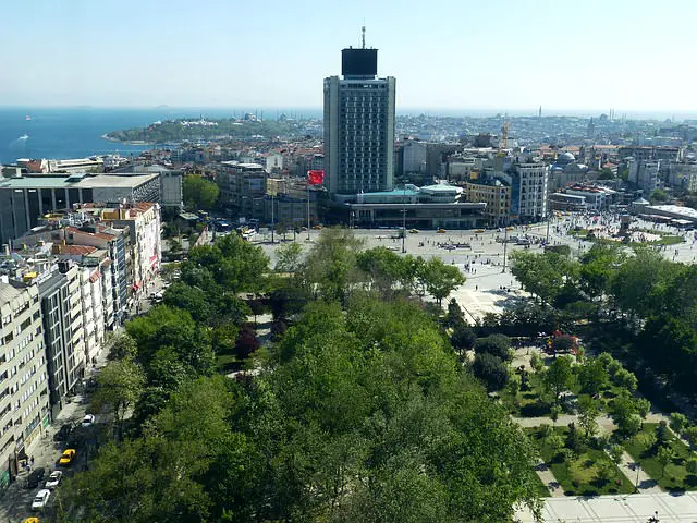 Blick auf den Taxim Platz in Istanbul. Aufgenommen von einem nahen Hochhaus. 