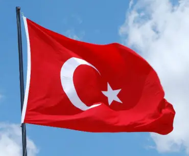 Nahaufnahme der Türkischen Flagge auf einem Fahnenmast