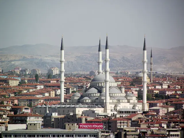 Moschee in Ankara Panoramablick über Ankara. Im Vordergrund ist eine Moschee zu sehen. Dahinter die karg bewachsenen Hügel rund um die Stadt