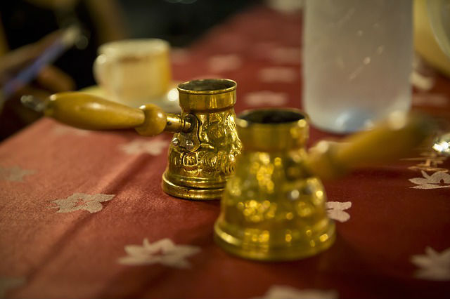 Cezve - Ibrik Zwei aus Gold gefertigte türkische Kaffeekannen